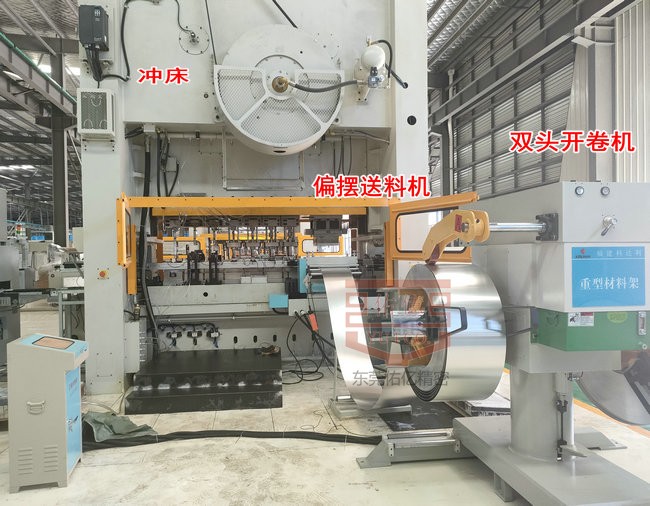 三次元机械手联动偏摆送料机实现卷料多工序冲压